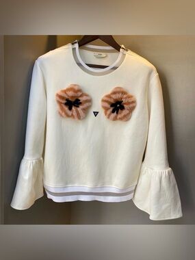 🚩steal Fendi Cream Sweatshirt with Peach Fur Flower Accents